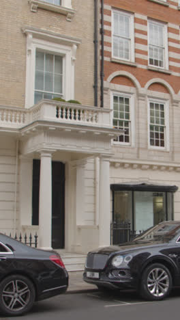 Vertical-Video-Of-Luxury-Cars-Outside-Office-Buildings-In-Grosvenor-Street-Mayfair-London-UK